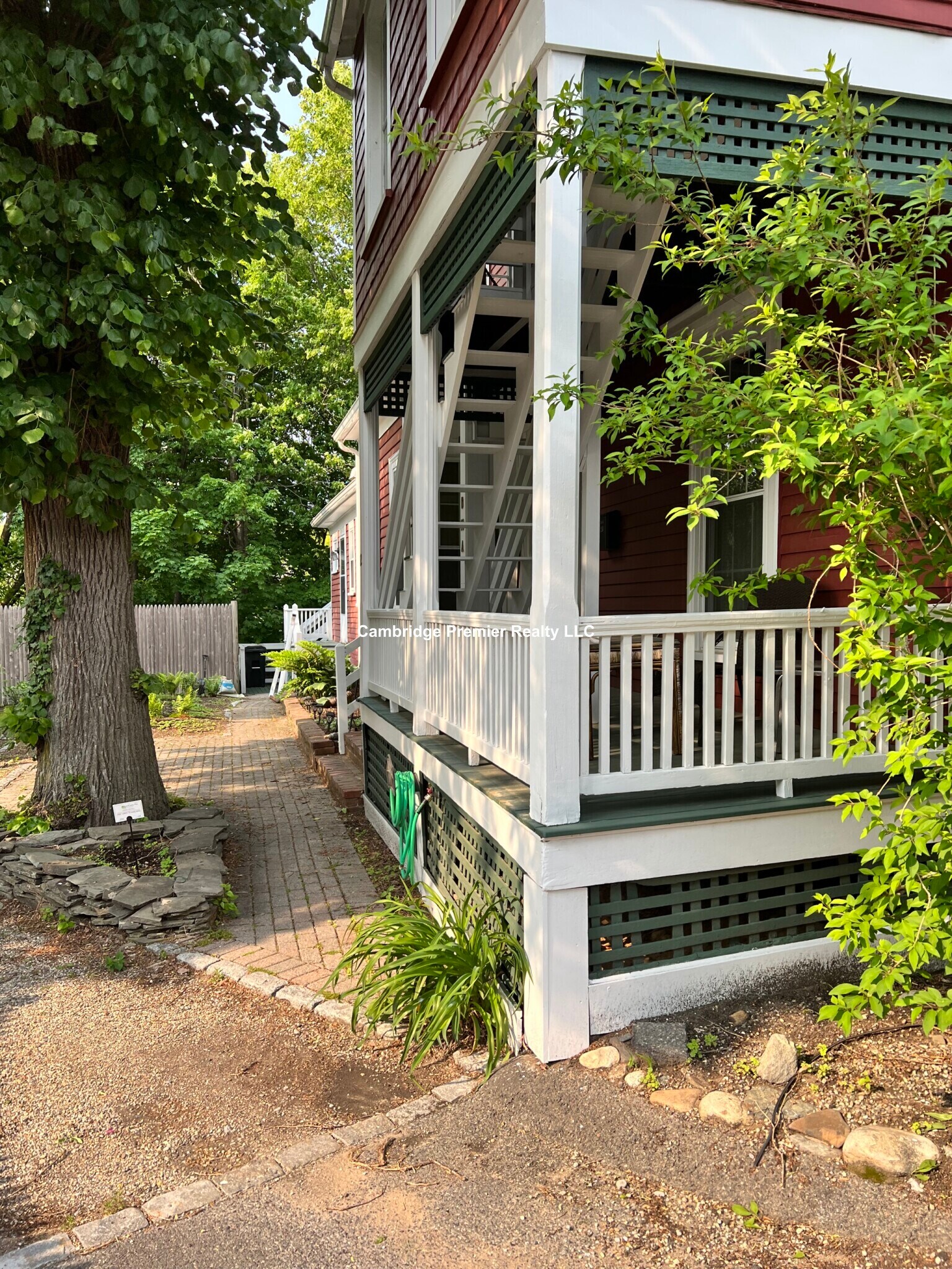 Building Photo - 10 Willow Ct