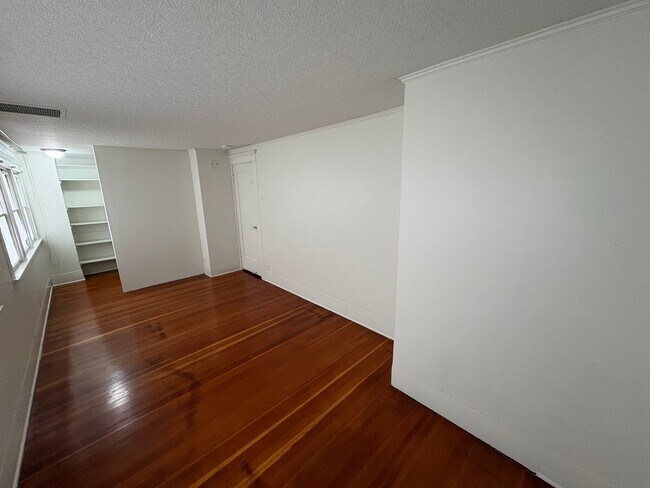 Building Photo - Classic vintage home walking distance to downtown Visalia!