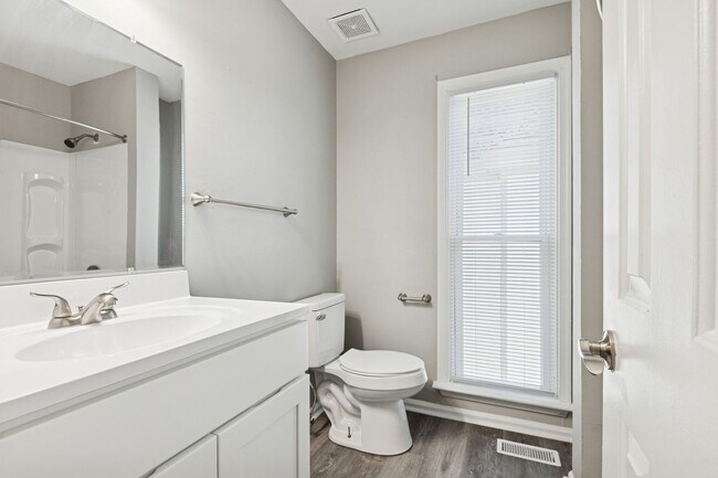 Building Photo - Fully Updated 2 Bedroom Unit!