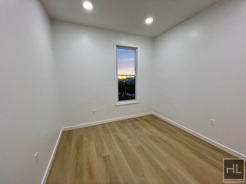 Building Photo - Top Floor 2BR 1BA Lofty Space w/ Laundry In Greenwood/South Slope