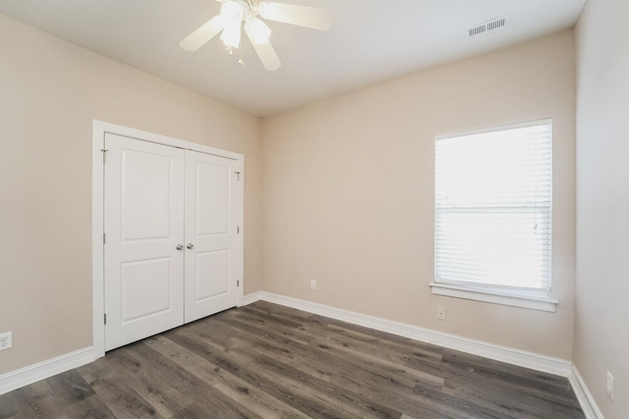 Building Photo - 8607 Castle Cliff Dr