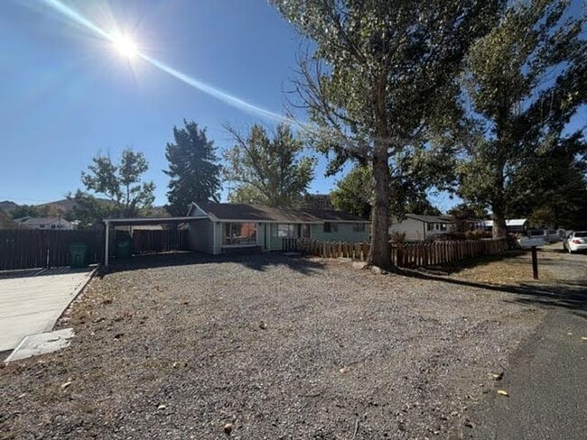 Building Photo - Charming 3 Bedroom Home