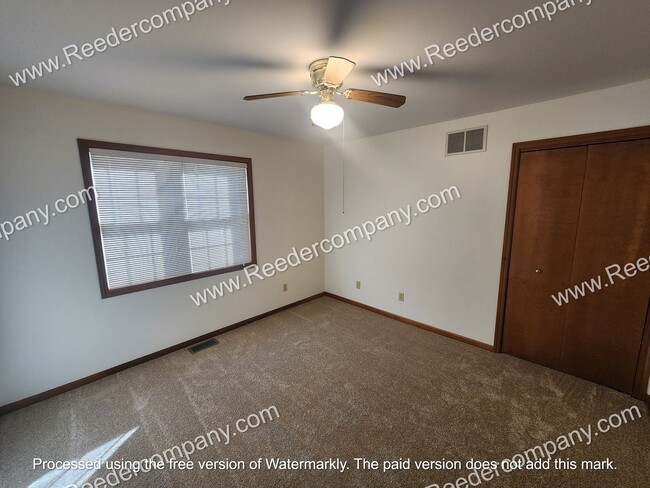 Building Photo - Spacious 3 bedroom 2 bathroom townhouse