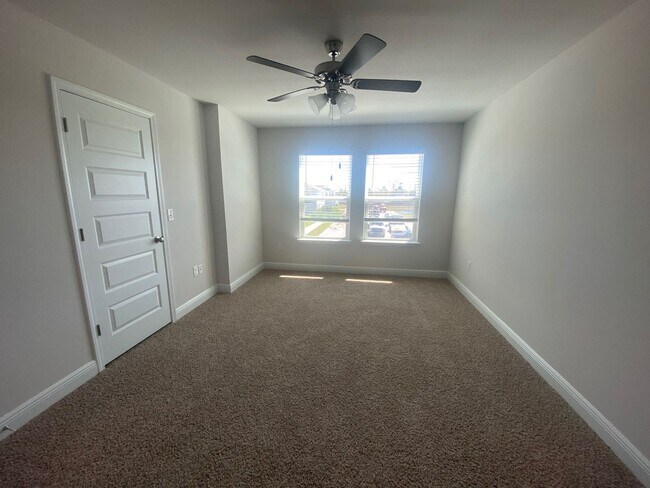 Building Photo - Modern, Spacious & Efficient Townhome in Lynn Haven! *1/2 OFF Security Deposit for Active-Duty Mi...