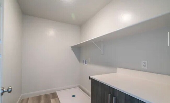 Building Photo - Dog-Friendly 4 Bedroom 2.5 Bath in Desert ...