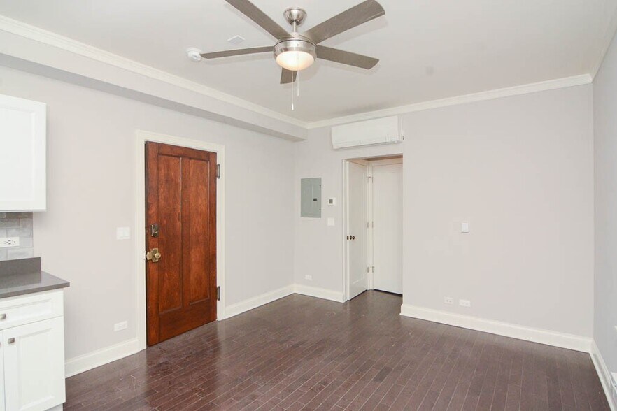 Building Photo - 645 W Wrightwood Ave