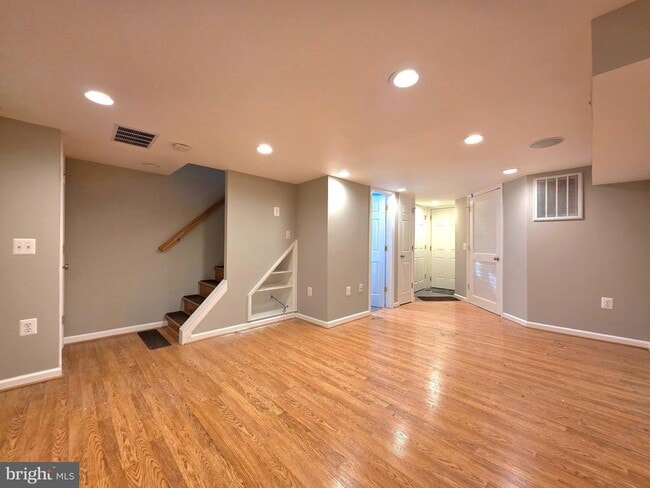 Building Photo - 527 E Nelson Ave