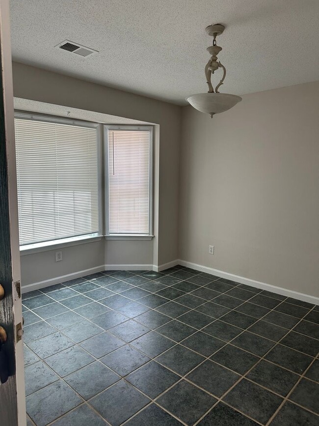 Building Photo - 3 Bedrooms and 2.5 Bathroom