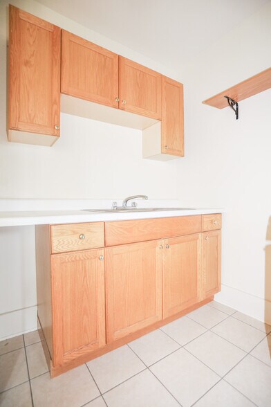 Building Photo - 1111 W Roscoe St