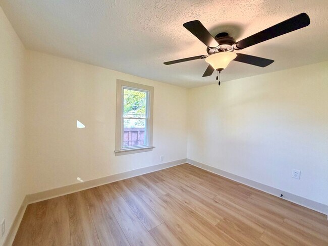 Building Photo - 211 Sanderson Dr