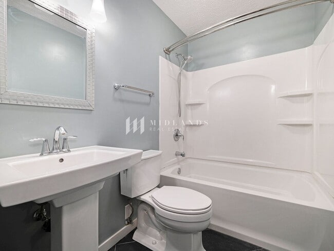 Building Photo - Millard 3 Bed / 2 Bath Split Entry