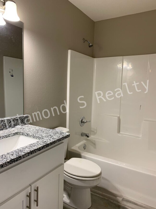 Building Photo - 5 Bedroom Home Located in Ozark!