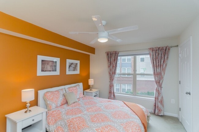 Building Photo - Beautiful and within walking distance to a...