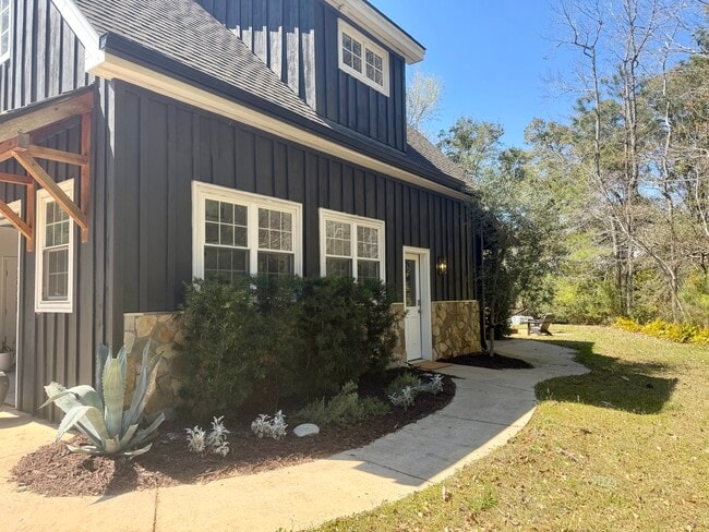 Building Photo - 6204 Old Military Rd