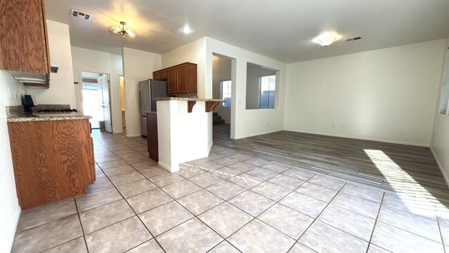 Building Photo - 10631 Streamside Ave