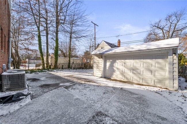 Building Photo - 420 E 222nd St