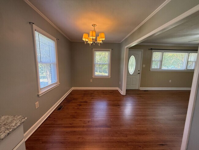 Building Photo - Three bedroom, 1 bath house in Burlington