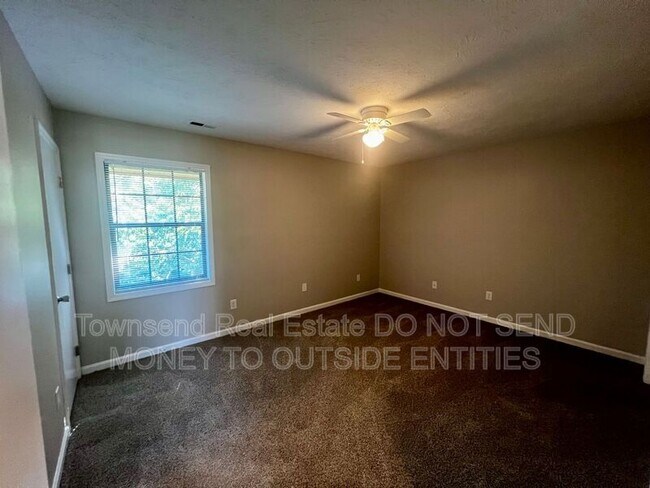 Building Photo - 1425 Ireland Dr