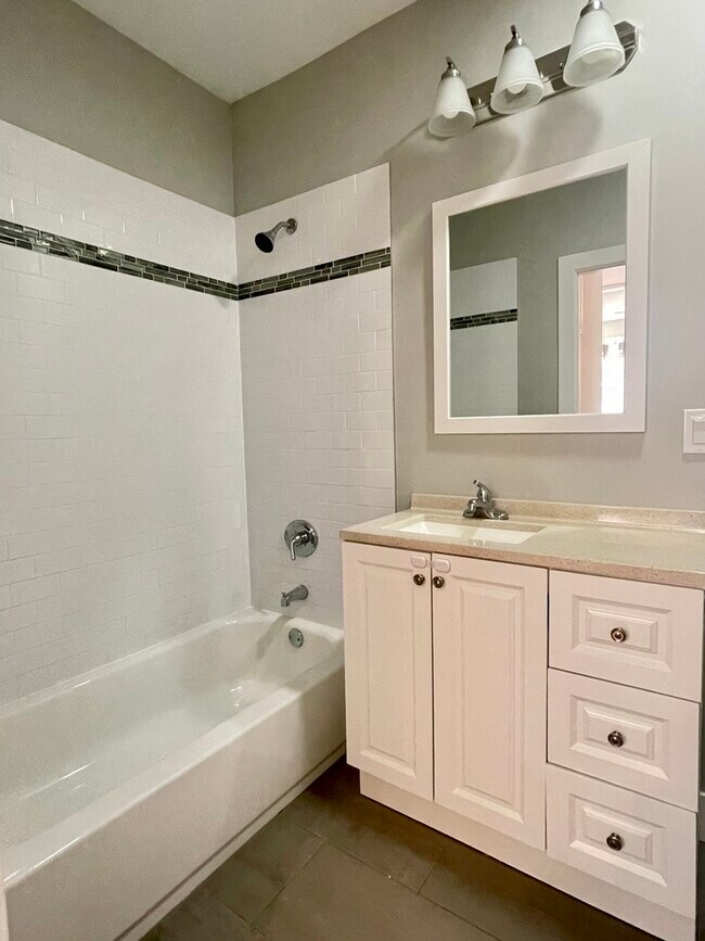 Building Photo - 1986 Pine St