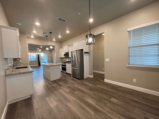 Building Photo - Stunning 3 Bedroom Home in Roseville near Rex Fortune Elementary and John Byouk Park!