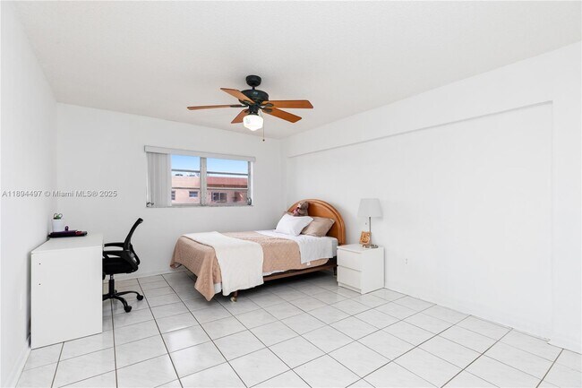 Building Photo - 1630 W 46th St