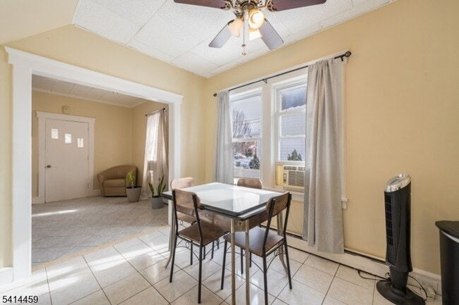 Building Photo - 529 Ainsworth St