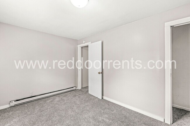 Building Photo - Affordable Comfort & Style Near Downtown I...