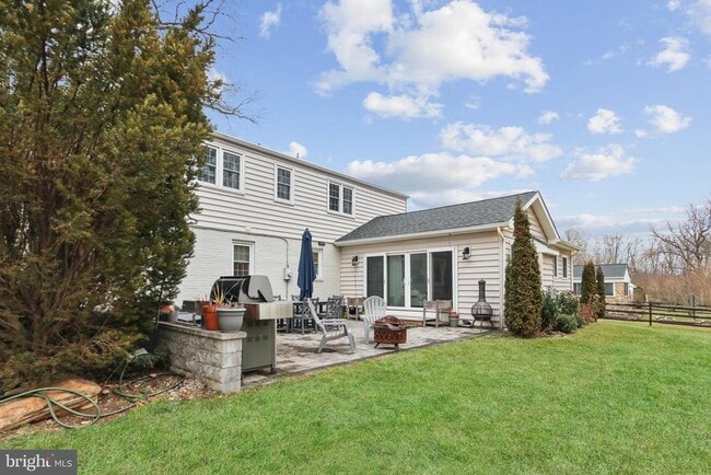 Building Photo - 10 Boulder Brook Dr