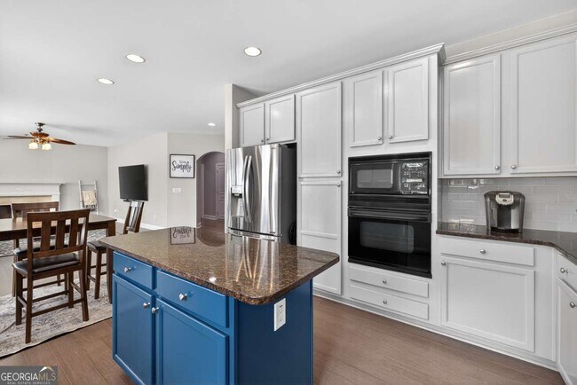 Building Photo - 7819 Brass Lantern Dr