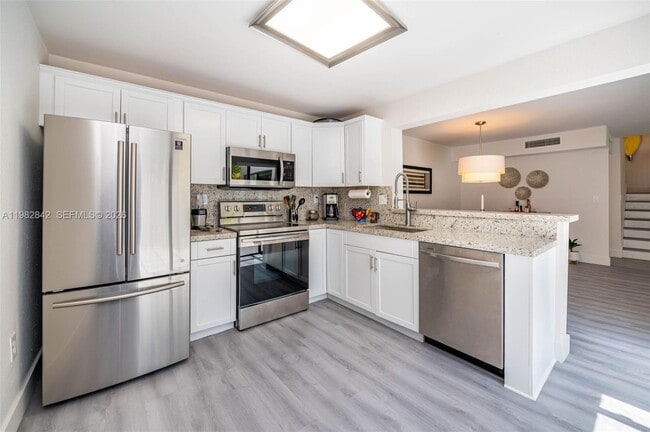 Building Photo - 4702 SW 67th Ave