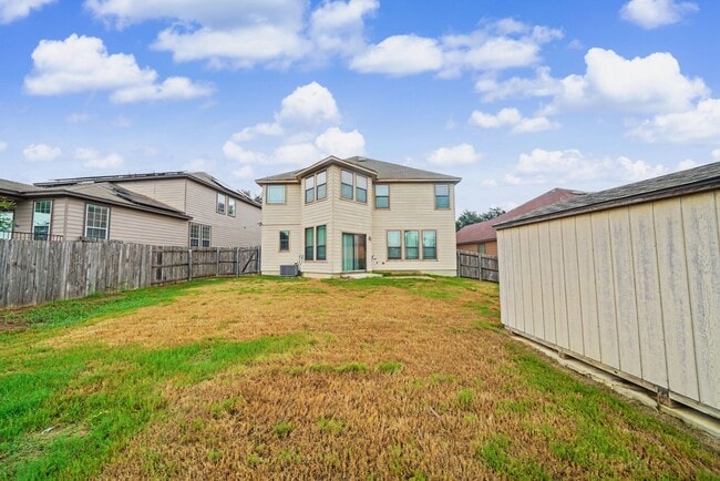 Building Photo - Spacious Live Oak Home Backing to a Greenbelt - Realtor Commission: $500
