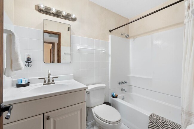 Building Photo - 9 E Del Rio Dr