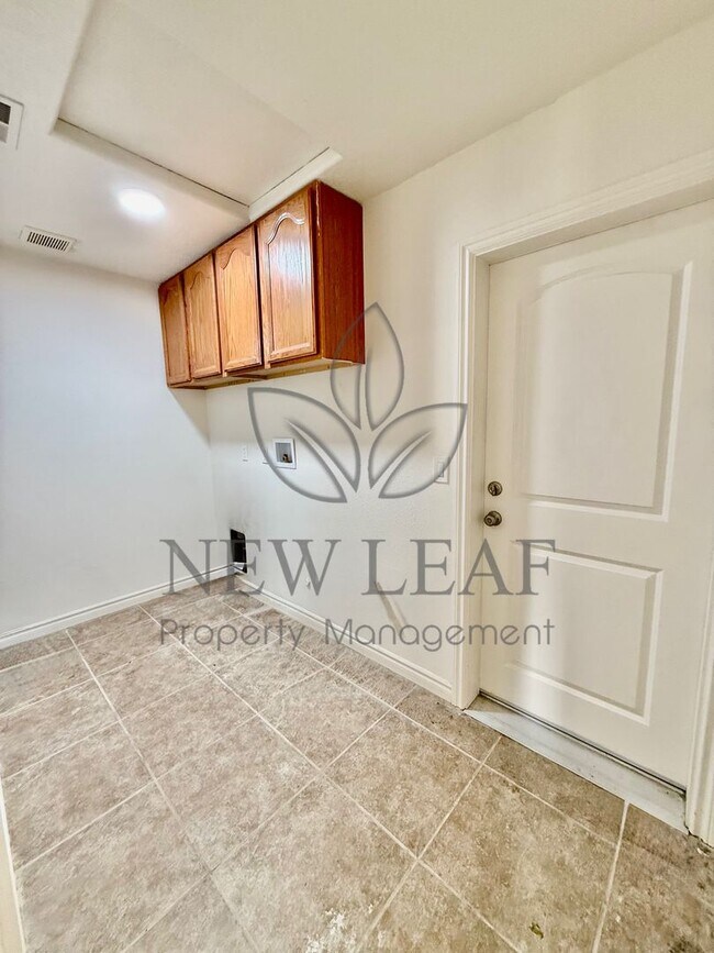 Building Photo - 4 Bedroom home on Private lot in PHELAN CA