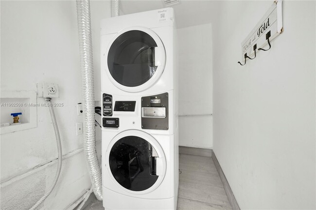 Building Photo - 13390 NE 6th Ave