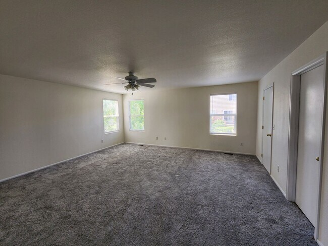 Building Photo - Charming 3 Bed 2 Bath Townhome for Rent in...