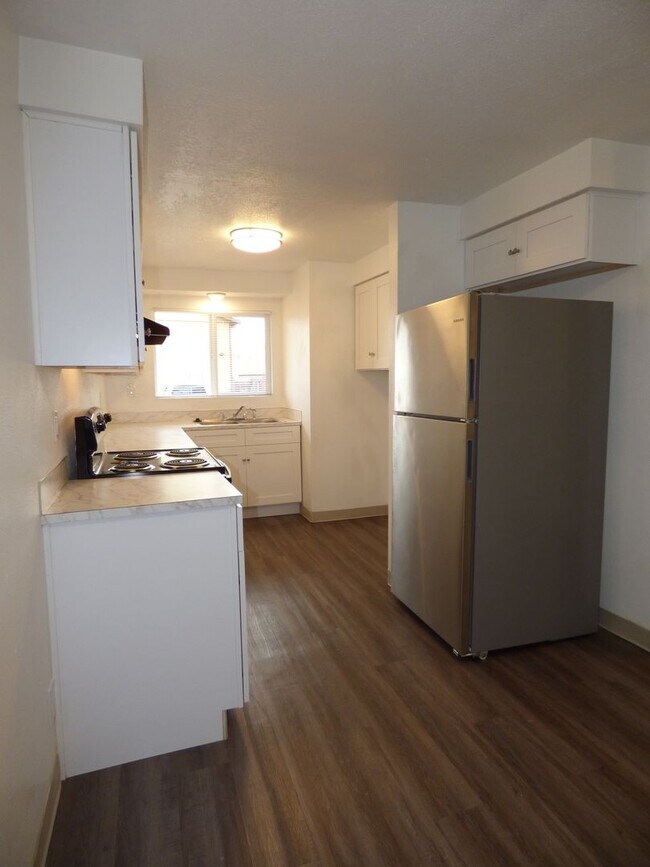 Building Photo - Rent Special: 1/2 Off June's Rent!! - 2 bed Townhome