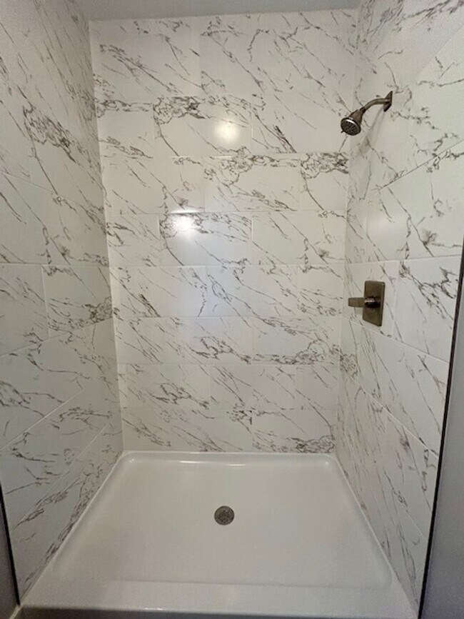 Building Photo - Charming 3-Bedroom 2 Bathroom Duplex in th...