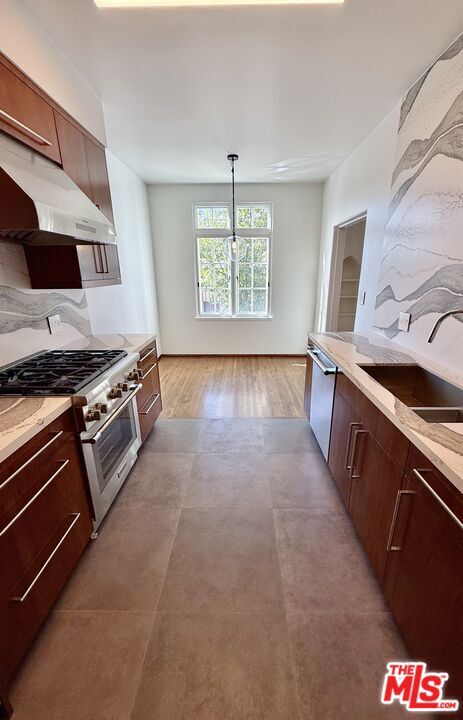 Building Photo - 1302 N Sweetzer Ave