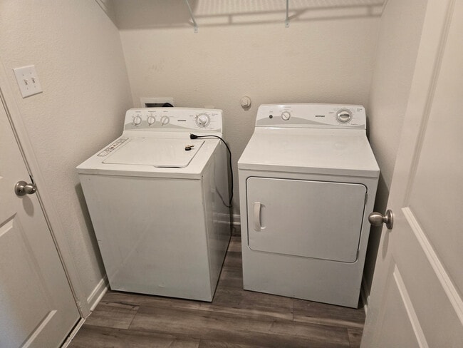 Building Photo - Room in House on Musselshell Dr