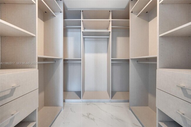 Building Photo - 700 NE 24th St