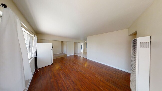 Building Photo - 5BD/2BA on Montezuma with Parking!!