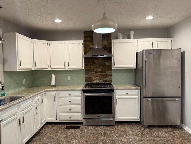 Building Photo - 146 E Park Dr