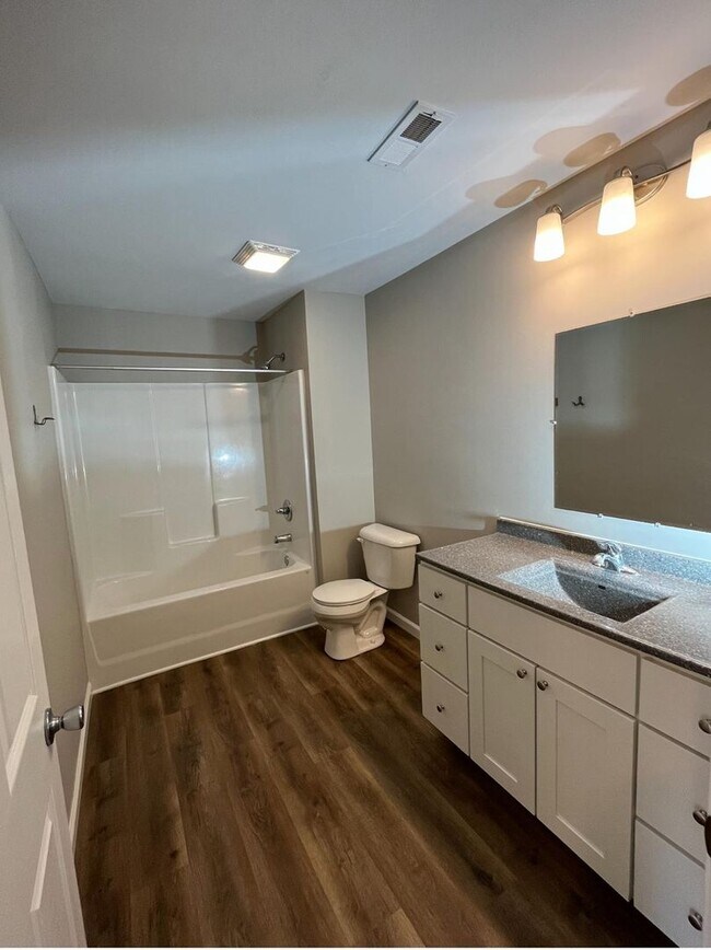 Building Photo - 2 bed, 1 bath Apartment