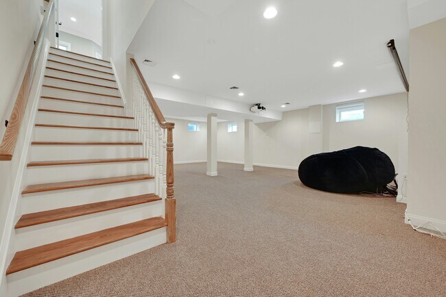 Building Photo - 1 Lindy Pl