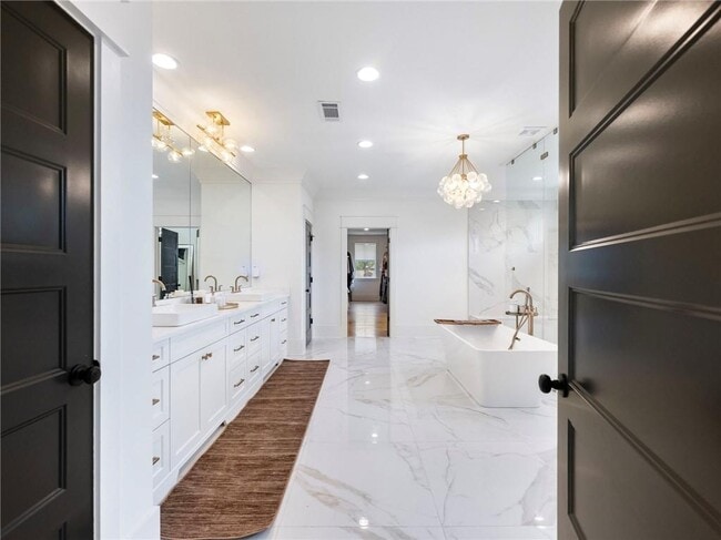 Building Photo - 566 Versailles Dr