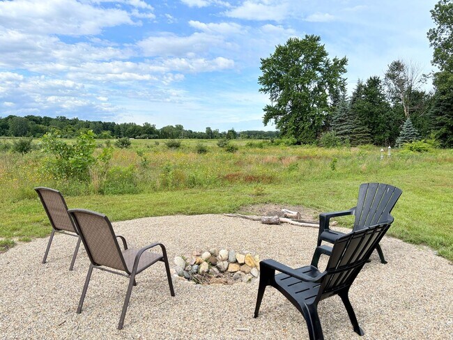 Building Photo - 3-bedroom, 2.5 bathroom furnished home in Saint Joseph