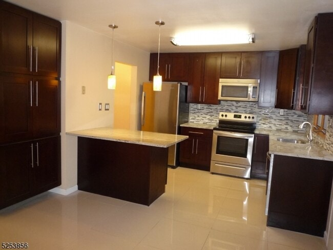 Building Photo - 2108 Jamestown Common
