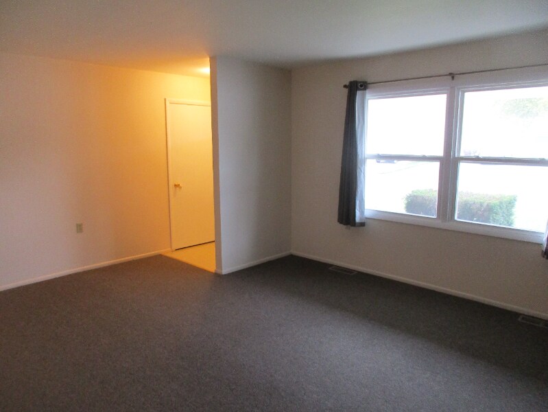 Building Photo - 733 Acadia Rd