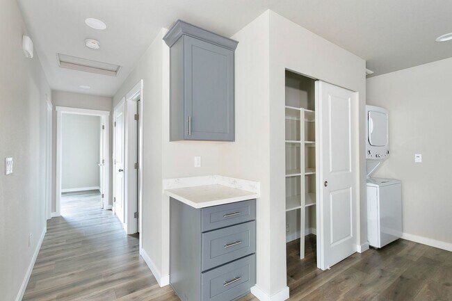 Building Photo - 927 S Cushman Ave