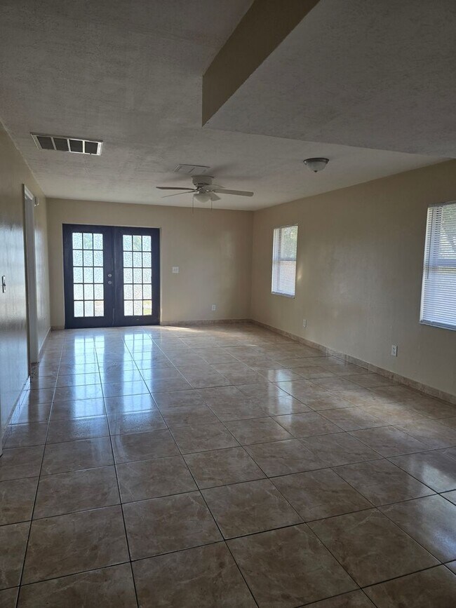 Building Photo - 3 bedroom 1 bath home